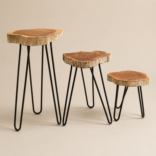 Porte-plantes Oréa Trio naturel en bois Gamal et métal noir, trois hauteurs sur fond beige