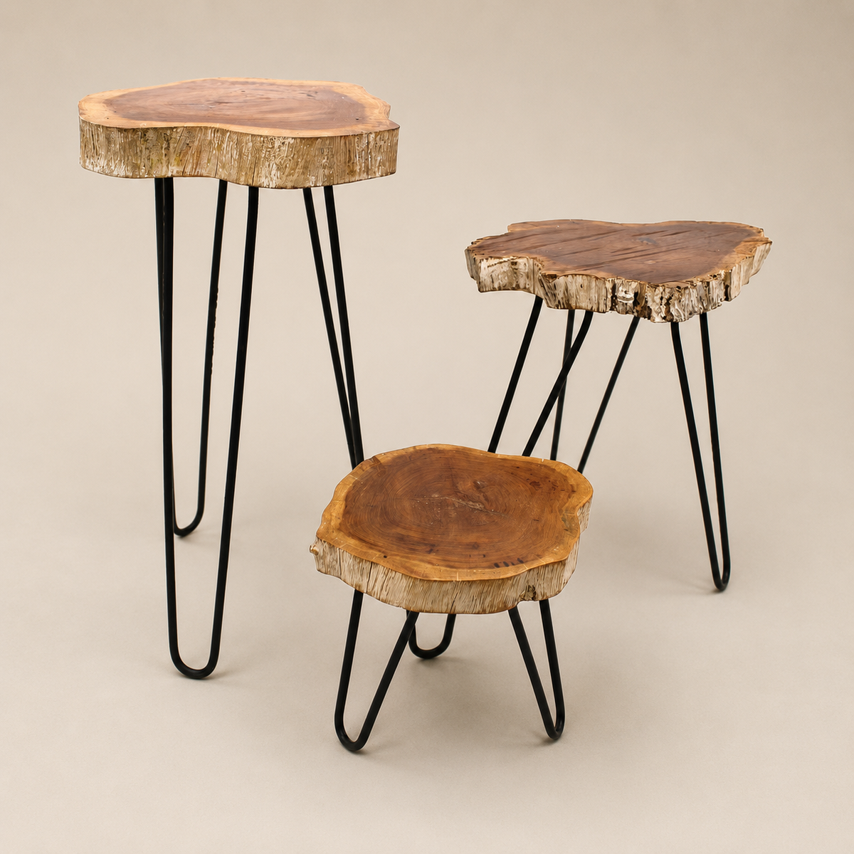 Ensemble de trois porte-plantes Oréa en bois Gamal naturel et métal noir de différentes hauteurs