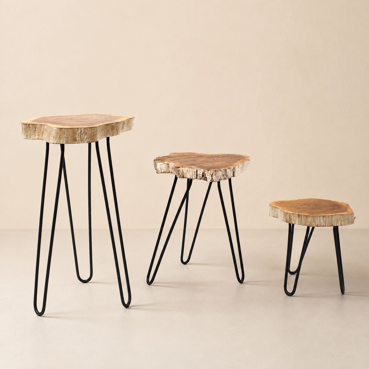 Vue d’ensemble des trois porte-plantes Oréa en bois naturel avec piètements épingle noirs