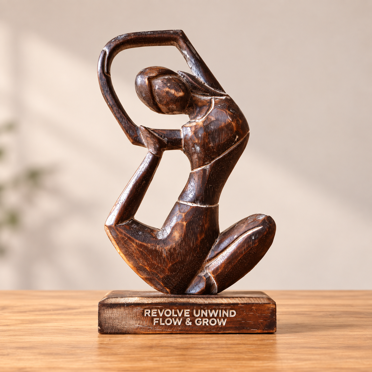 Statuette Yséa en bois brun représentant une silhouette féminine dans une posture de yoga en torsion