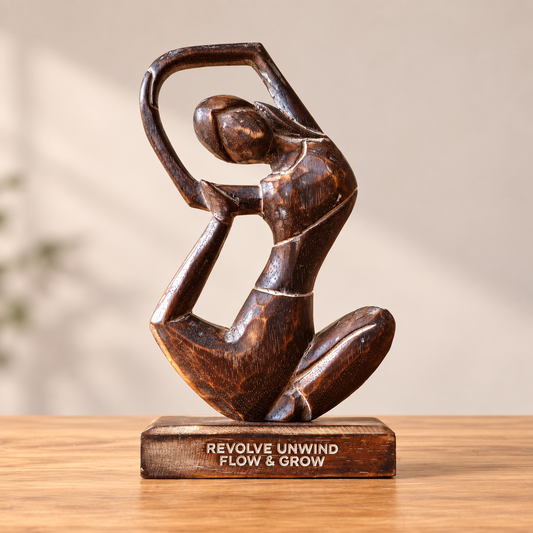 Statuette Yséa en bois brun représentant une silhouette féminine dans une posture de yoga en torsion