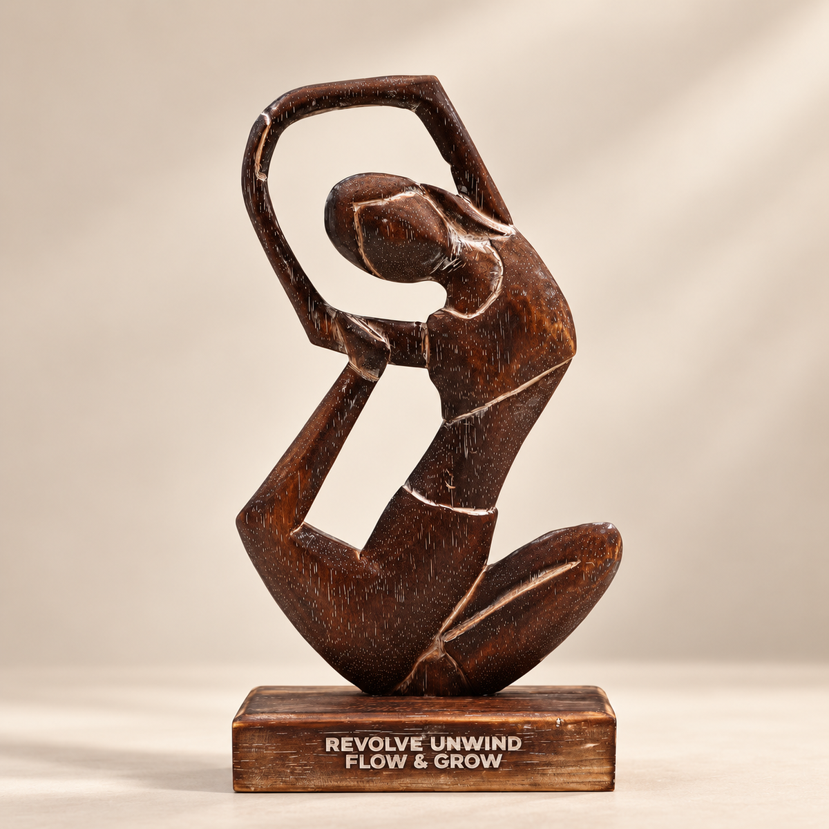 Statuette décorative Yséa en bois brun sur socle, inspirée d’une posture de yoga