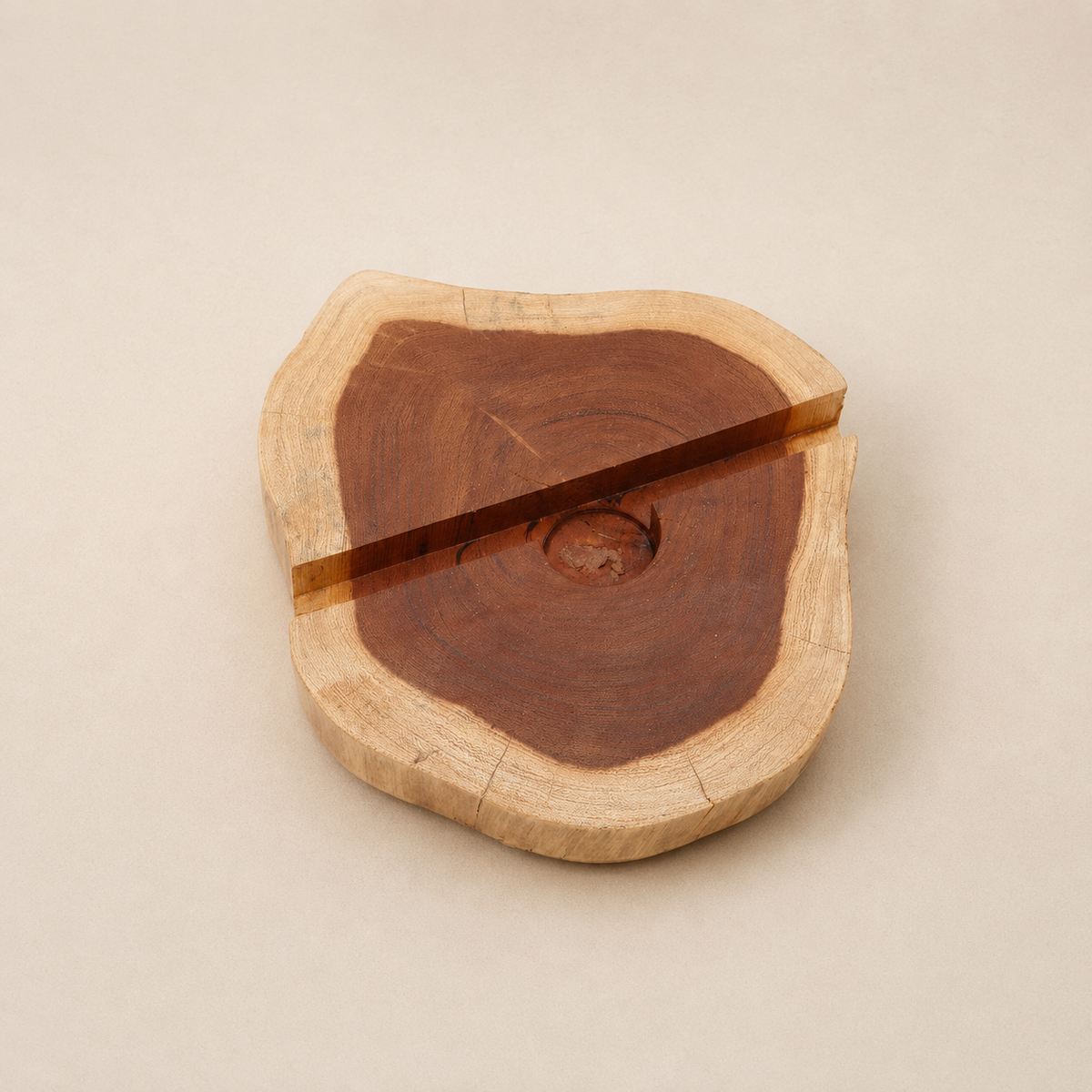 Support téléphone Nalo en bois naturel, façonné dans une tranche de bois aux contours organiques.