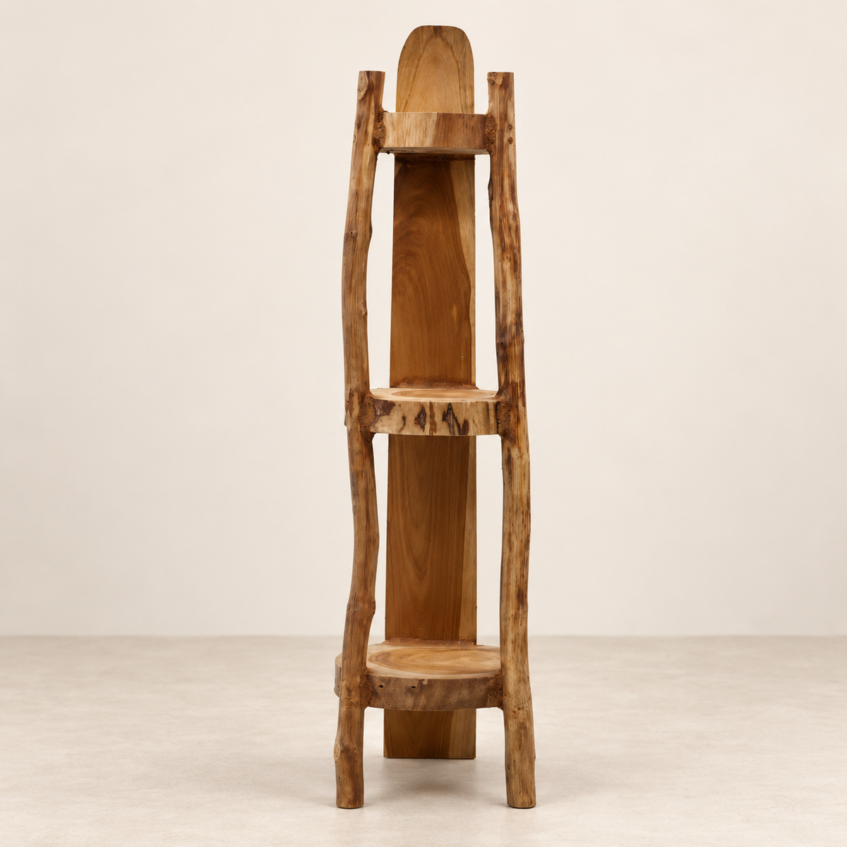Étagère d’angle Yséa en teck naturel à trois niveaux, présentée de face sur fond neutre.