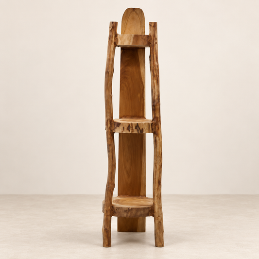 Étagère d’angle Yséa en teck naturel à trois niveaux, présentée de face sur fond neutre.