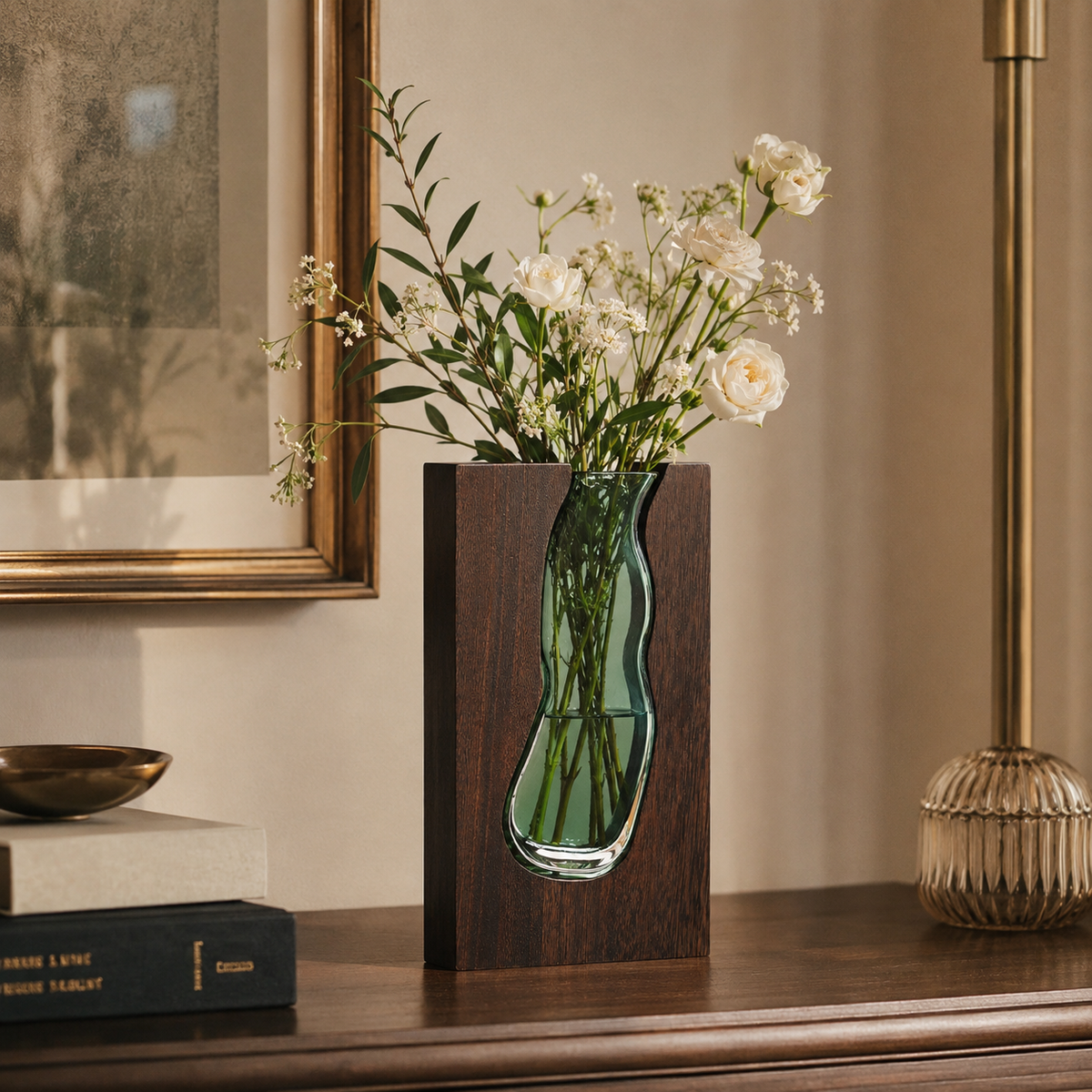 Vase Elwen 23 cm en verre et bois foncé avec fleurs sur une console dans un intérieur chaleureux