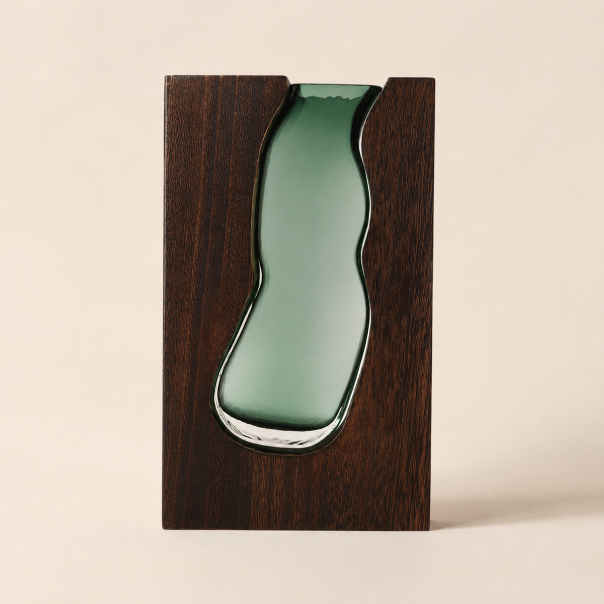 Vase Elwen 23 cm en verre aux reflets verts intégré dans une structure en bois foncé