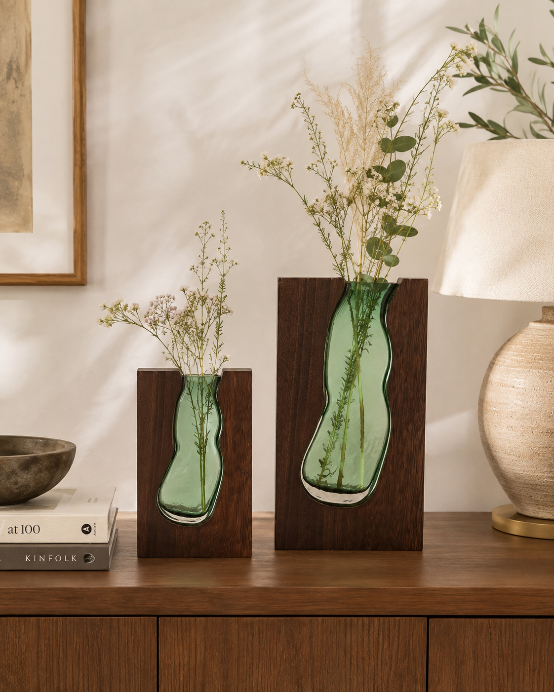 Duo de vases Elwen en verre et bois foncé en formats 23 cm et 32 cm dans une mise en scène intérieure