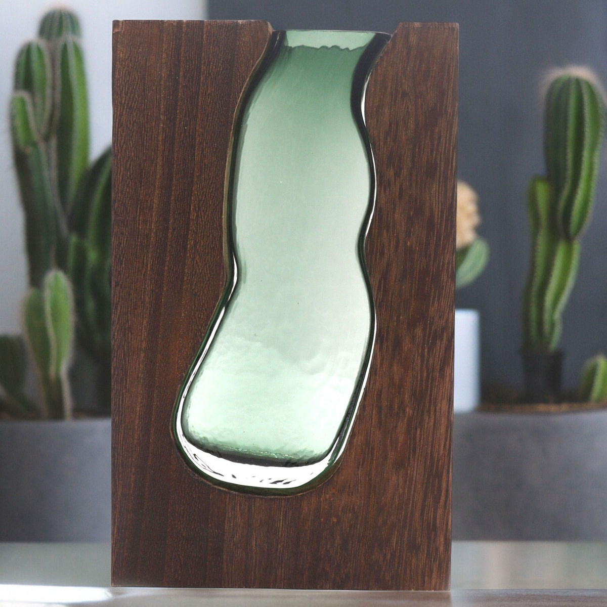 Vue détaillée du Vase Elwen 32 cm en verre aux reflets verts et bois foncé