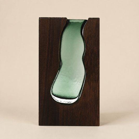 Vase Elwen 32 cm en verre aux reflets verts intégré dans une structure en bois foncé