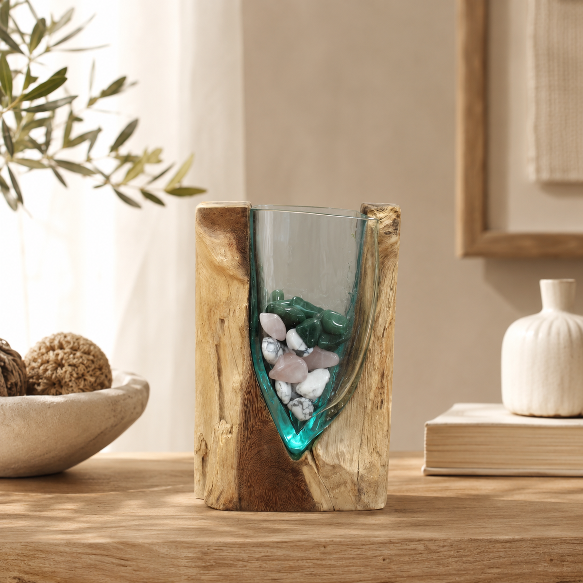 Vase Orwell en verre et bois Gamal garni d’éléments décoratifs dans un intérieur naturel