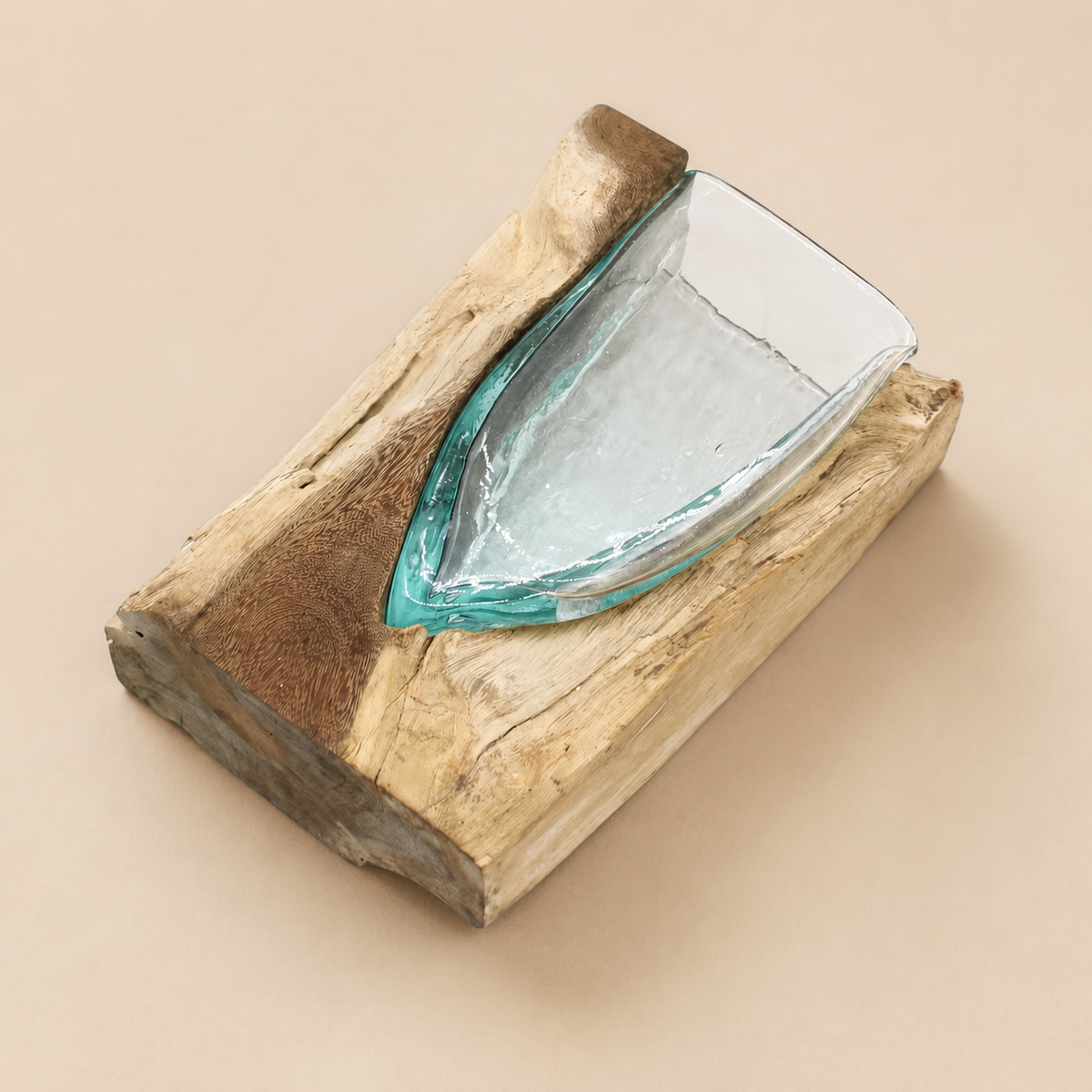 Vue plongeante du verre en V intégré dans le bois Gamal du Vase Orwell